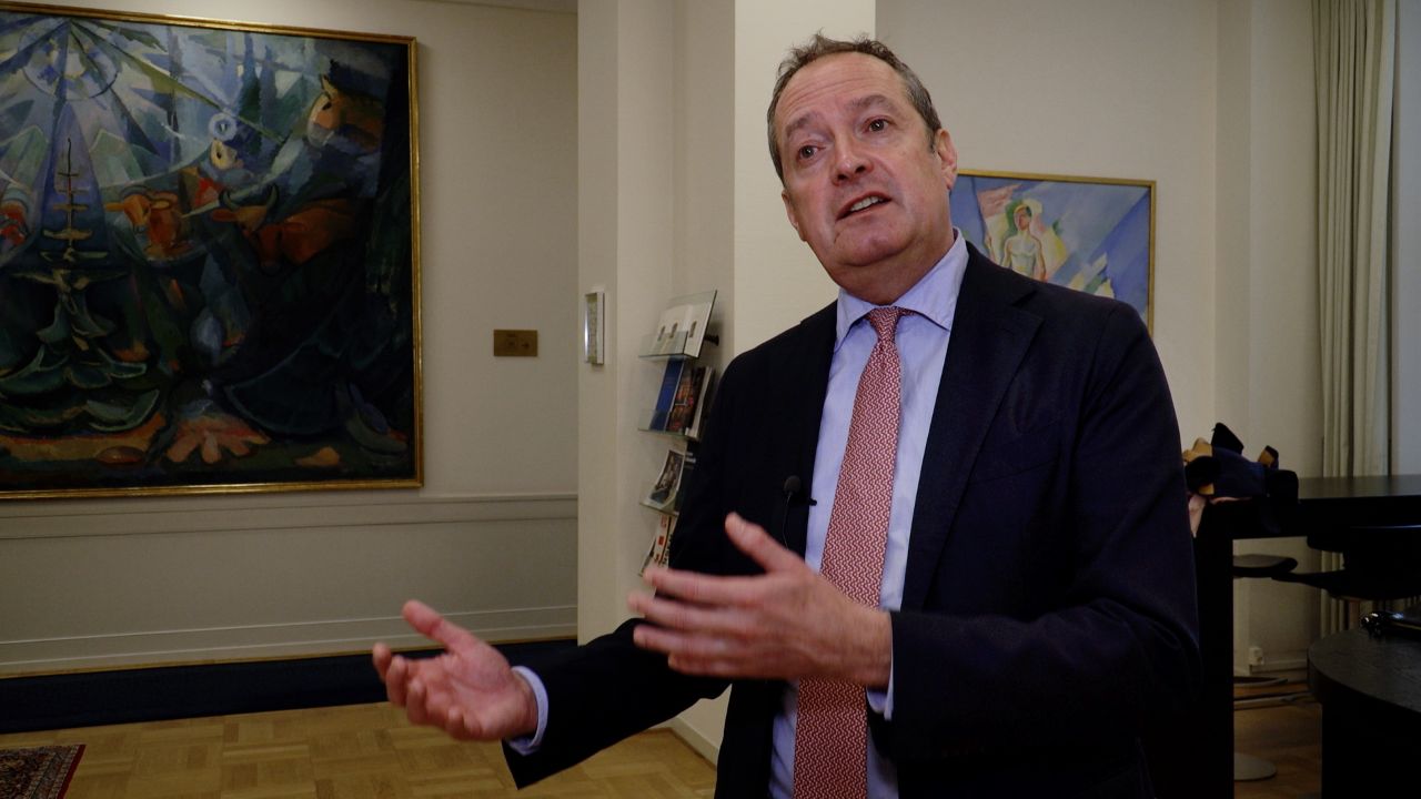 Danske Bank-direktør efter opjustering: Derfor skal kunderne betale for at have penge i banken